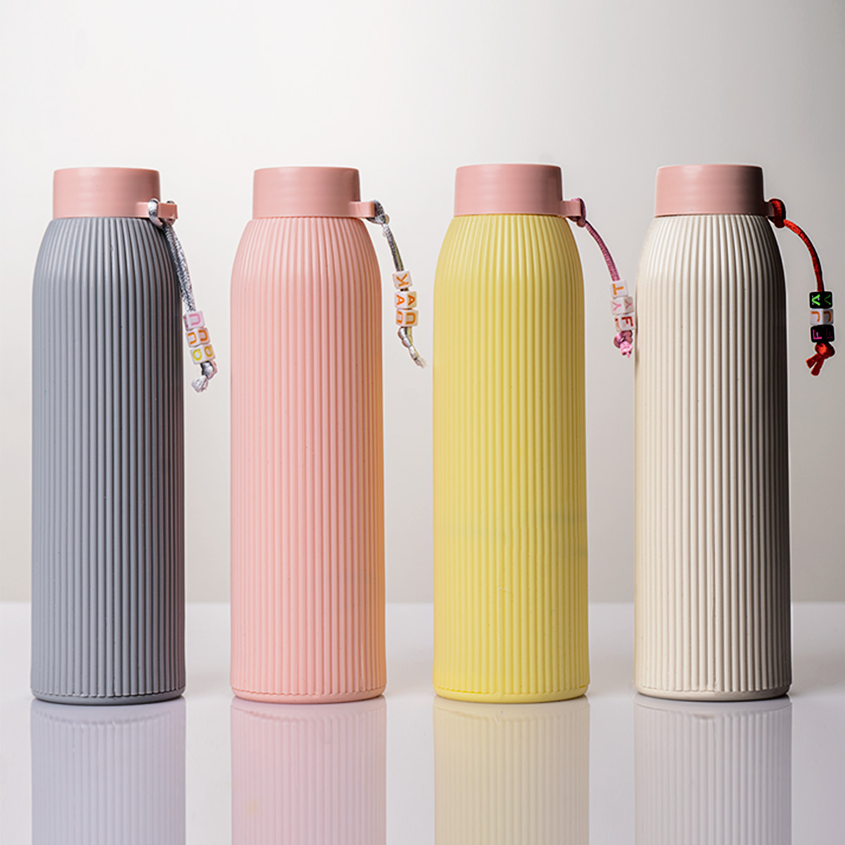 قمقمه آب سفید آویز دار شیشه ای