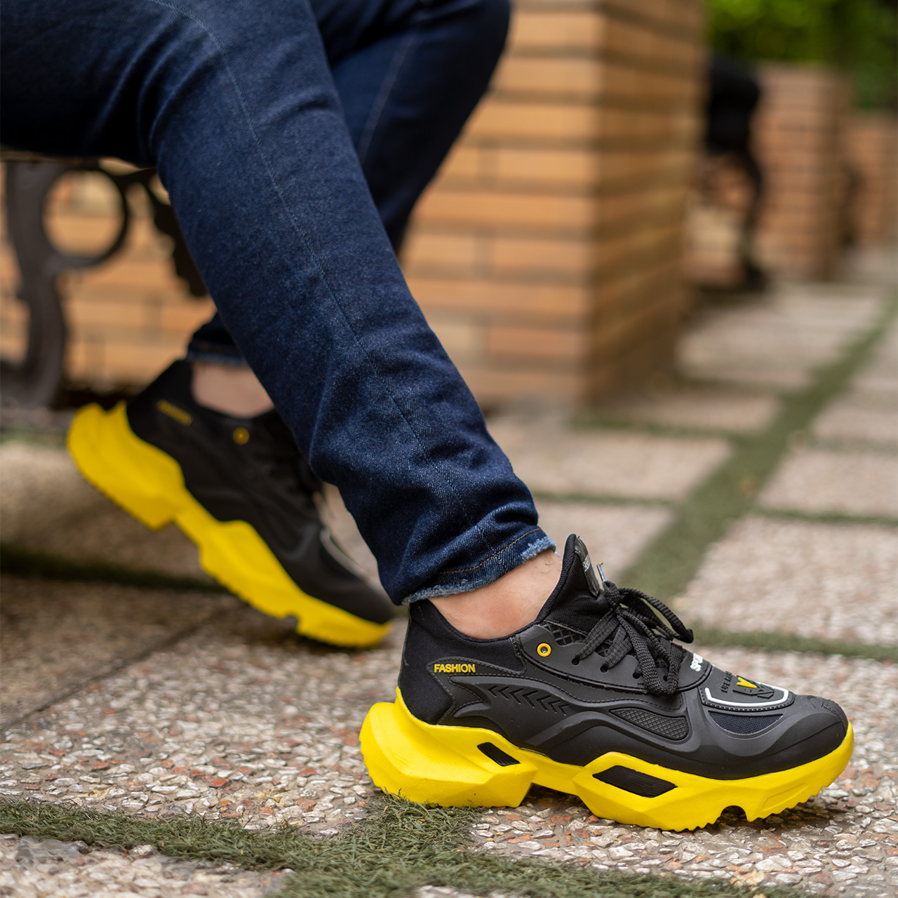 کفش ورزشی زرد مشکی مردانه مدل Y90