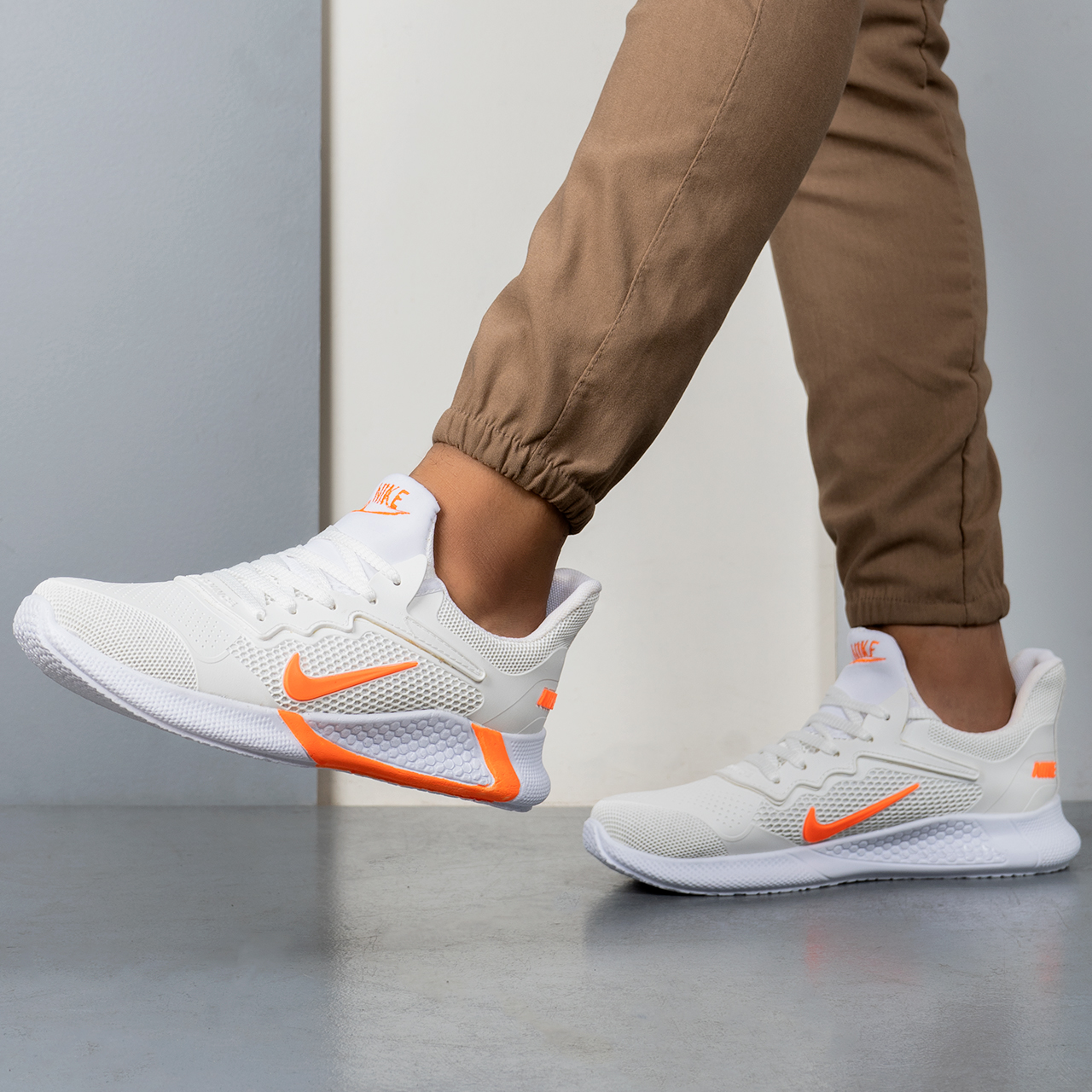 کفش ورزشی نایک مردانه سفید نارنجی مدل Alpha