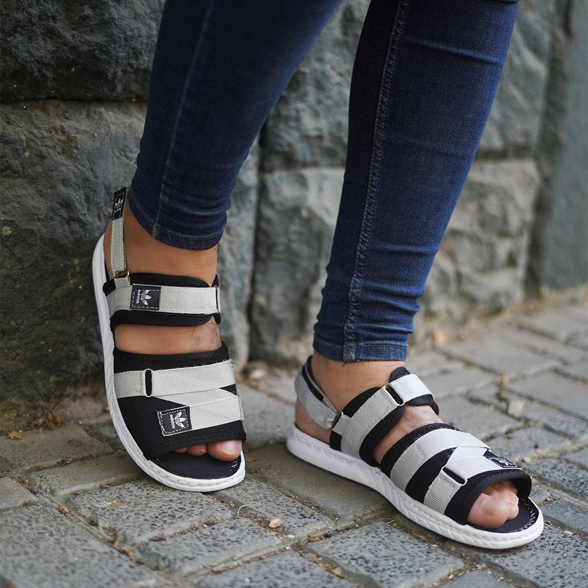 صندل مردانه طوسی روشن مشکی مدل Havin