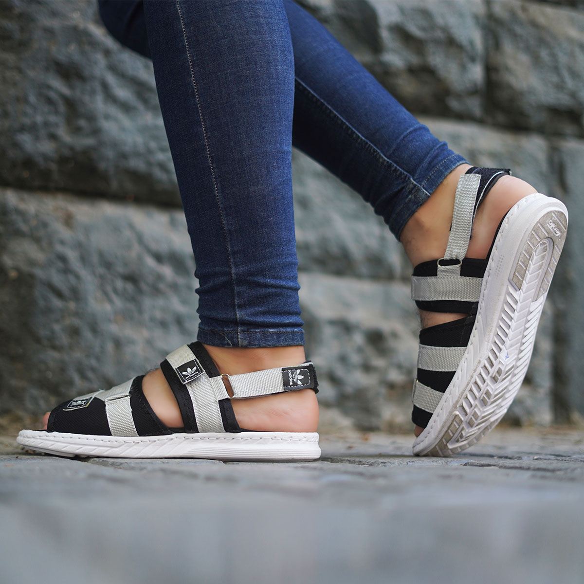 صندل مردانه طوسی روشن مشکی مدل Havin