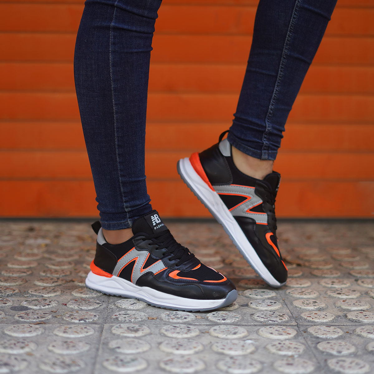 کفش ورزشی New Balance مردانه مشکی نارنجی مدل Romano