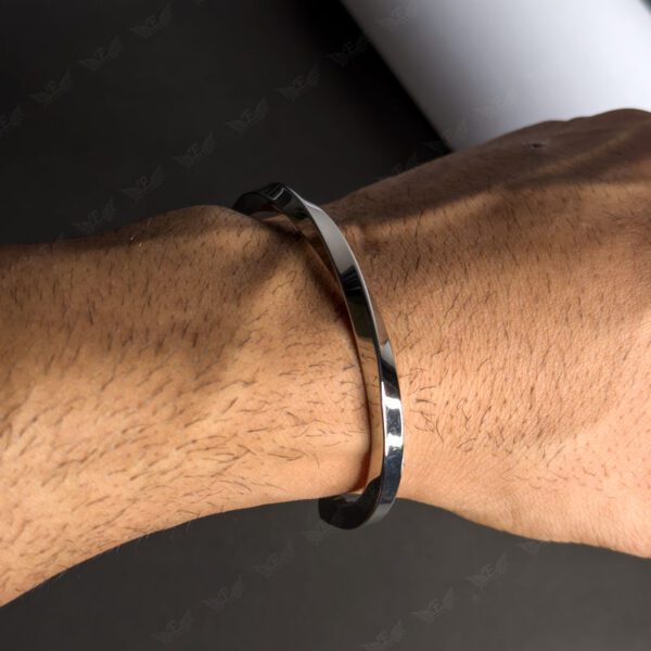 بنگل مردانه نقره ای مدل پیچ خورده