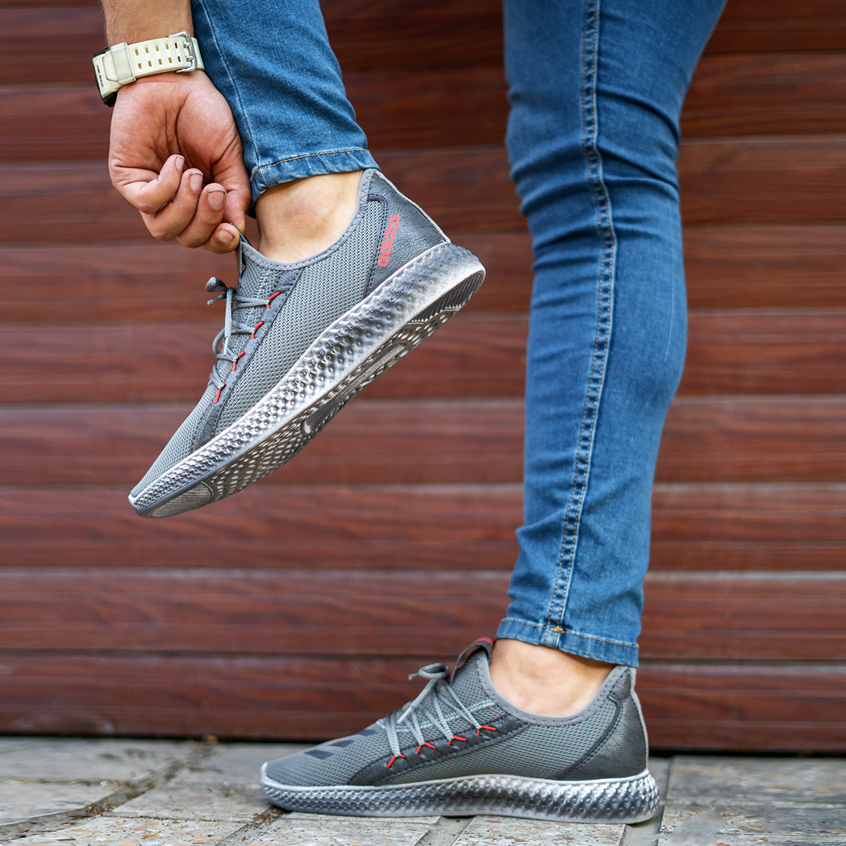 کفش ورزشی Adidas مردانه طوسی قرمز مدل Barni