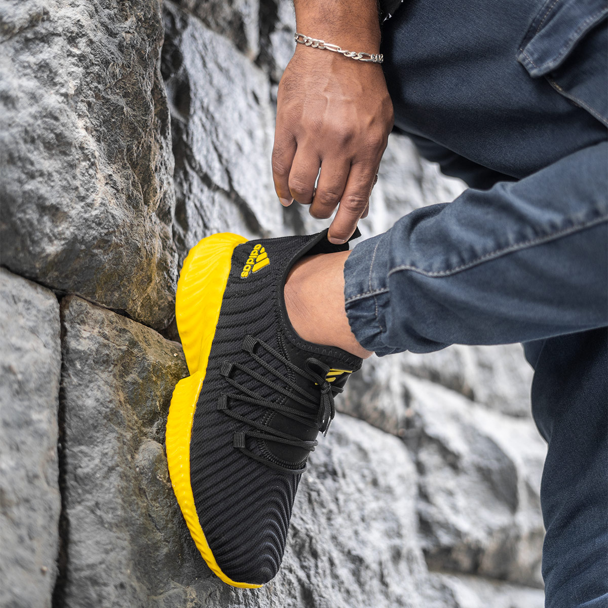 کفش ورزشی Adidas مردانه مشکی زیره زرد مدل River